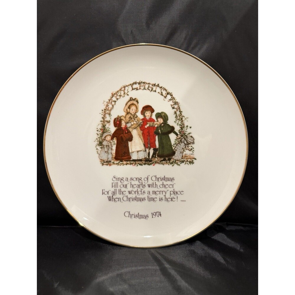 Vintage 1974 Hollie Hobby Commemorative Christmas Porcelain Plate 10.5”